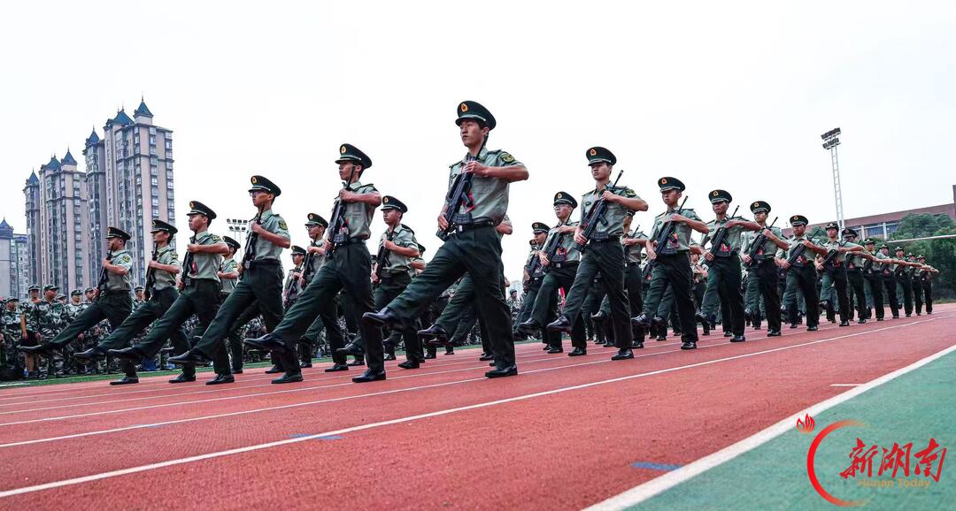 青春正步走丨铿锵步履护国旗,赤诚之心向祖国。