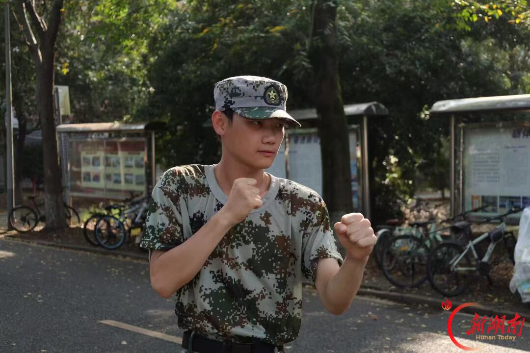 青春正步走丨铿锵步履护国旗,赤诚之心向祖国。