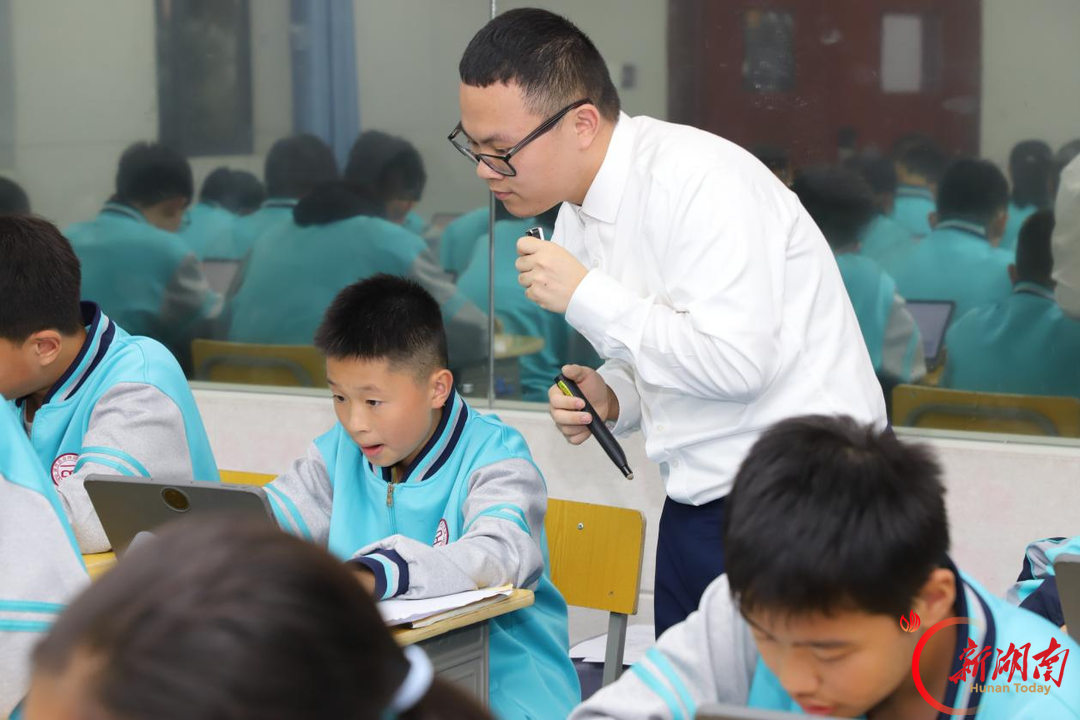 长郡梅溪湖中学“智慧课堂”走进湘西州溶江中学