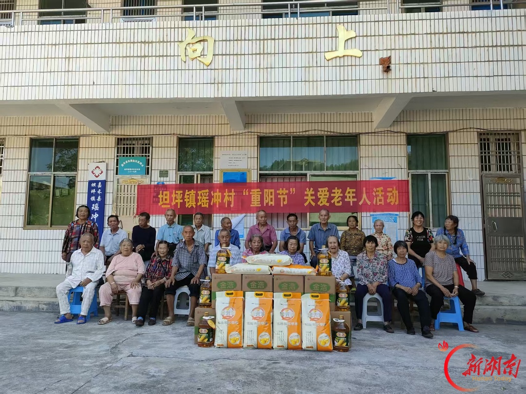 嘉禾县坦坪镇1100余名老人乐享温馨节日
