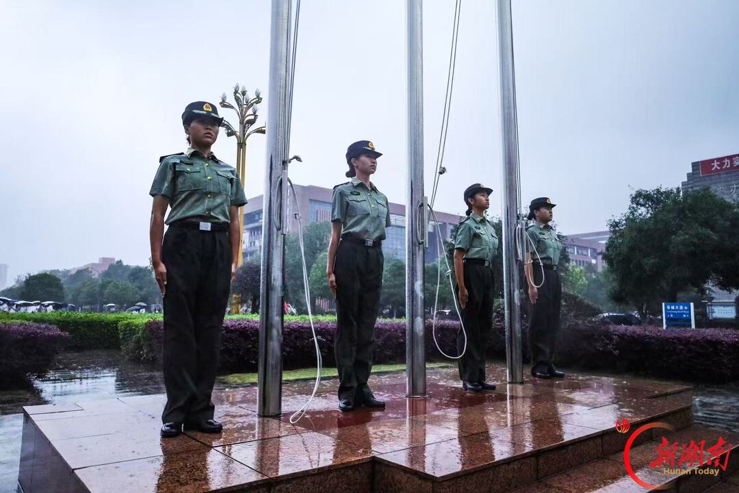 青春正步走丨铿锵步履护国旗,赤诚之心向祖国。