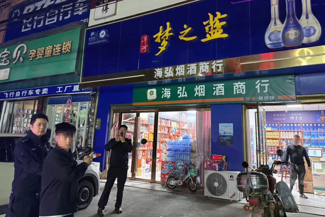男子进店盗窃,撞见店主后谎称买烟离开,民警:回来!