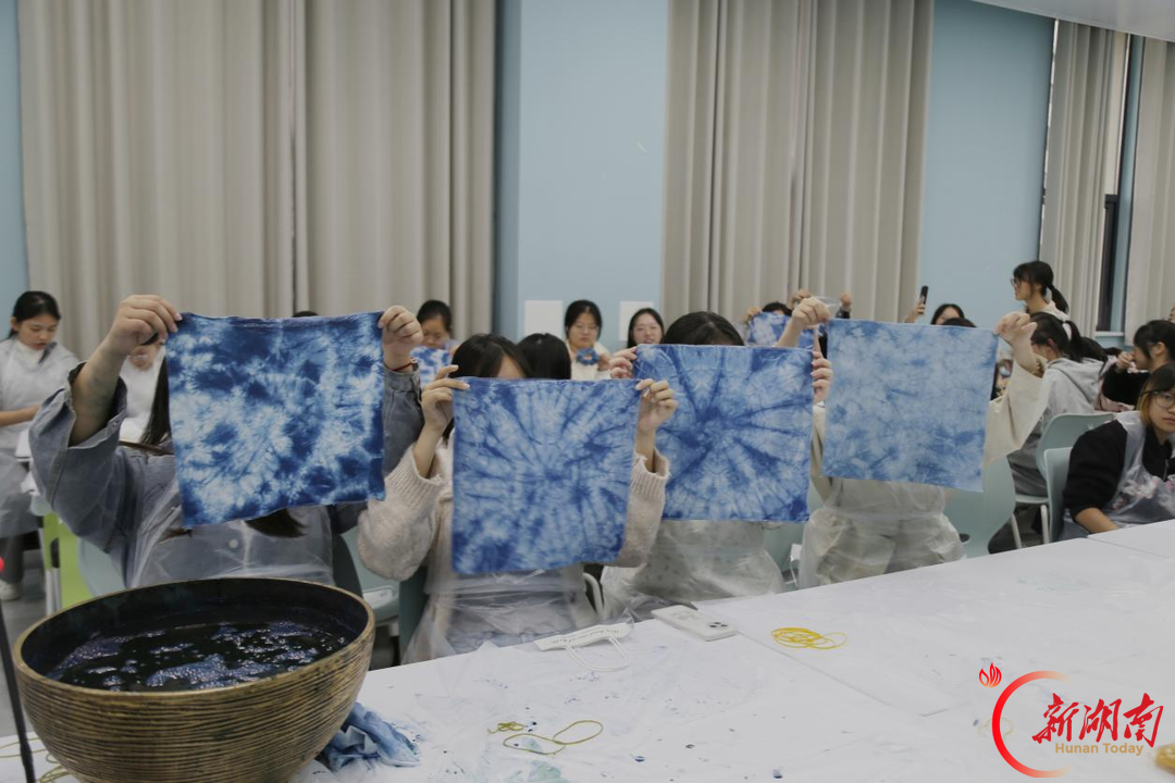 “石榴花开·匠心传承”非遗进校园，益阳医专师生沉浸式感受扎染魅力，协作中织密情谊