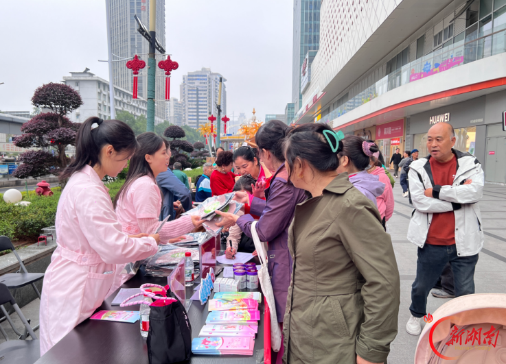 金秋敬老传家风 婚育新风暖人心——荷塘区妇幼服务中心积极开展主题宣传服务活动