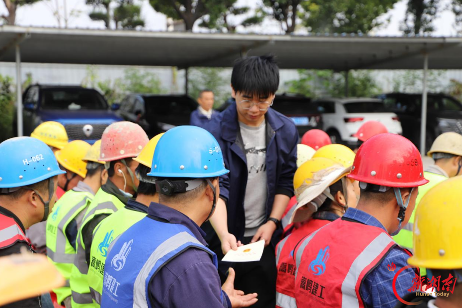 岳阳楼区：送法进工地  护薪在一线