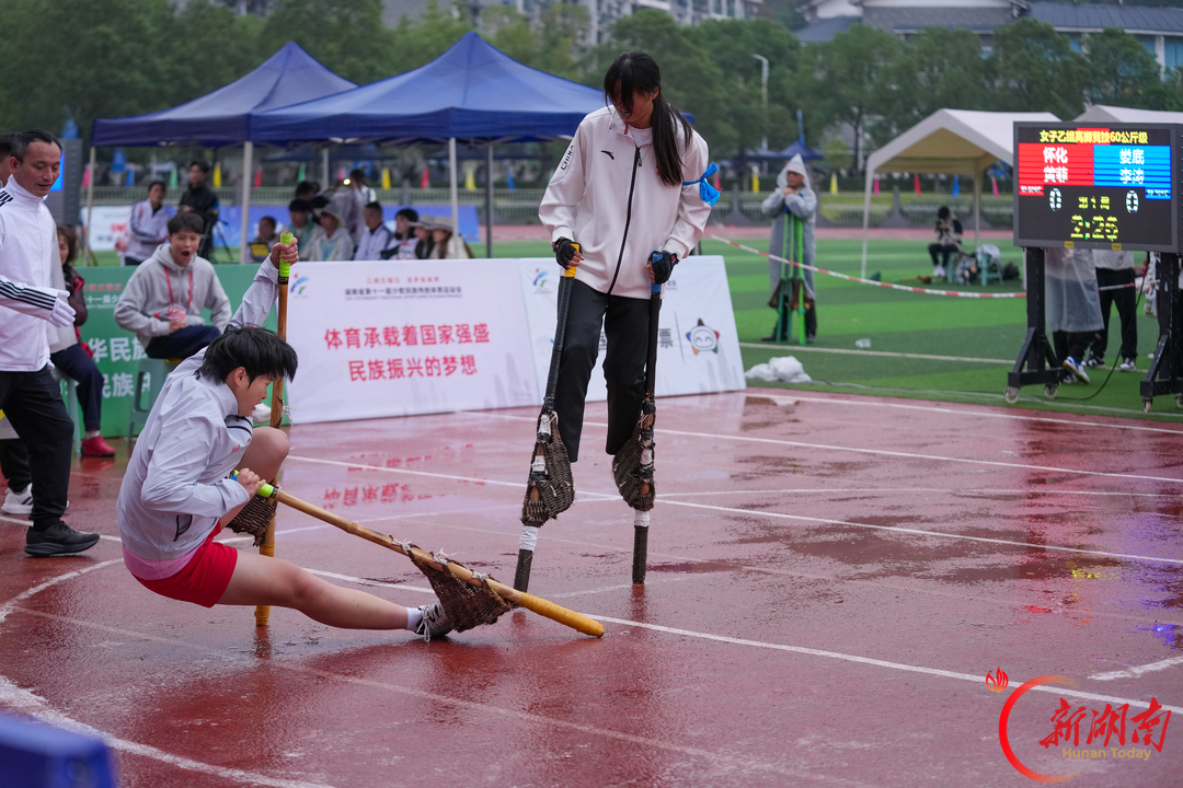 三湘石榴红·逐梦张家界㊴丨竹马见真功 圈内论“脚”力——湖南省第十一届少数民族传统体育运动会高脚竞技项目开赛