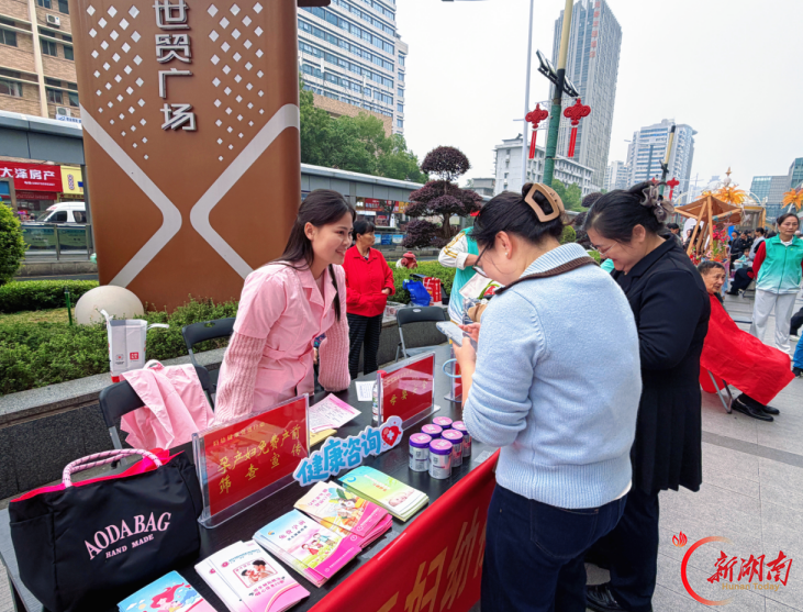 金秋敬老传家风 婚育新风暖人心——荷塘区妇幼服务中心积极开展主题宣传服务活动