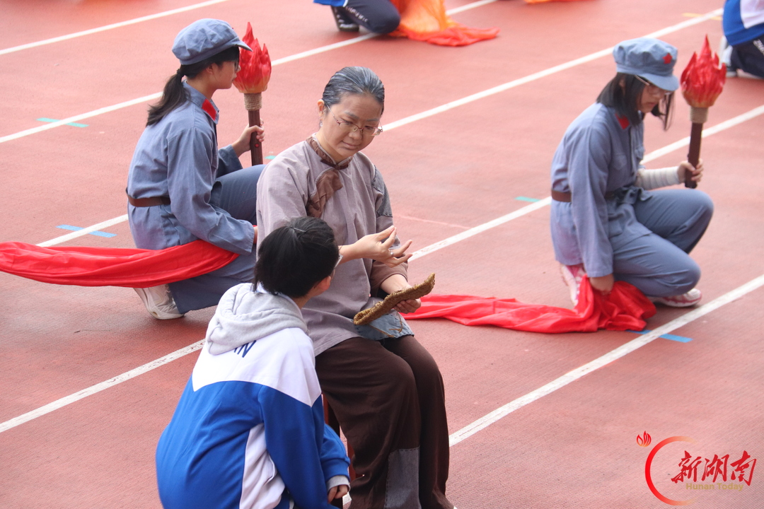操场变“长征路”,周南学子这样致敬红军先辈!