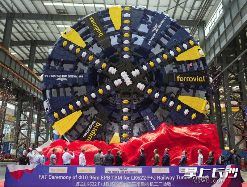 铁建重工直径10.96米土压平衡盾构机长沙下线