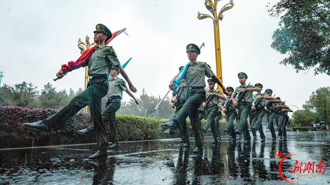 青春正步走丨铿锵步履护国旗,赤诚之心向祖国。