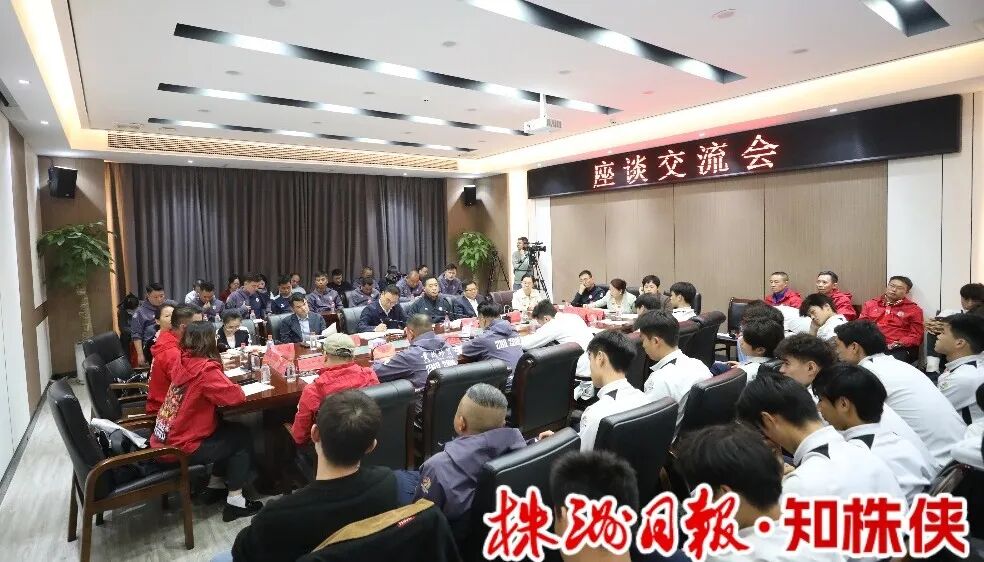 何恩广与“湘超”株洲队球员和教练员座谈交流
