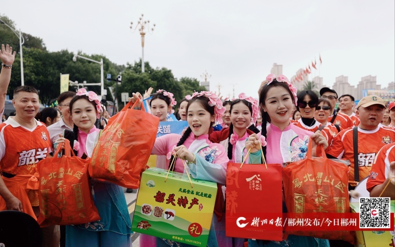 组图丨“采茶小花”跨省应援湘超：“郴州，所向披靡！”