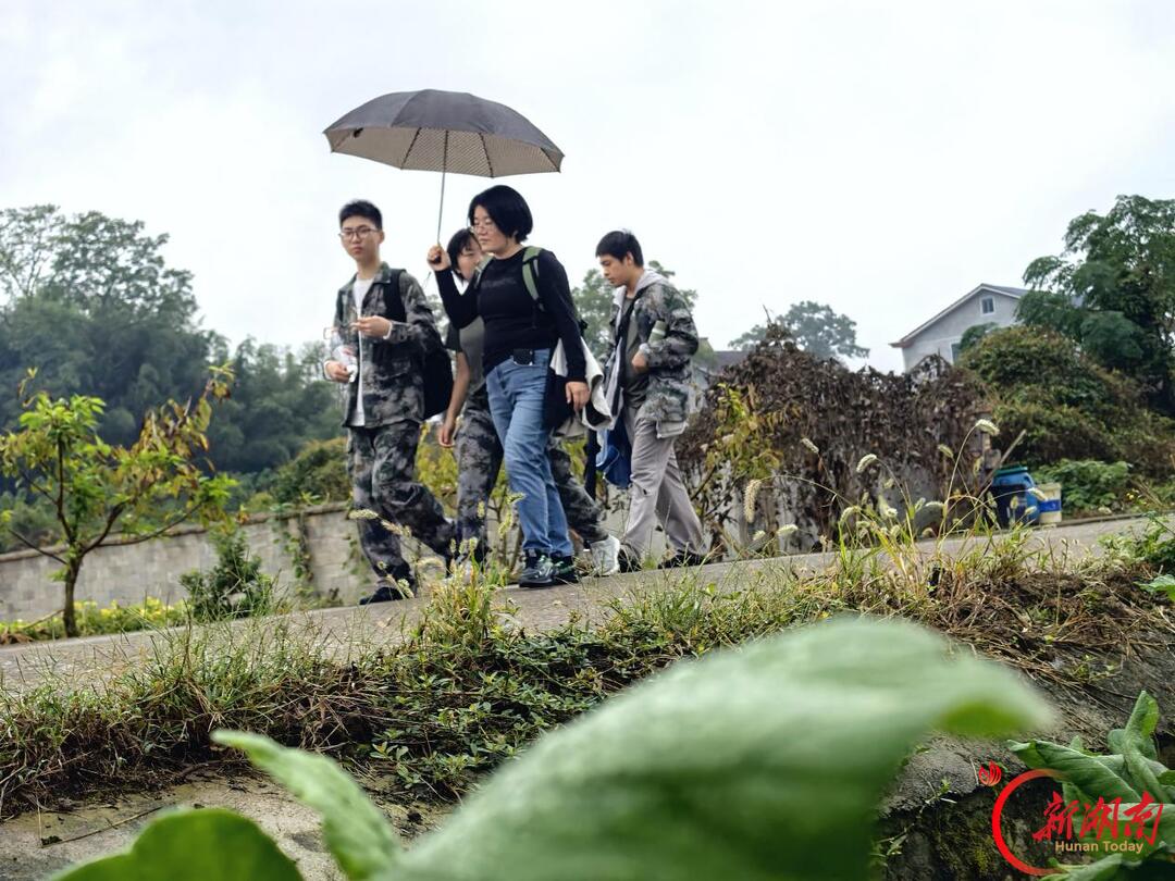 怀化市湖天中学高三师生开展徒步拉练活动