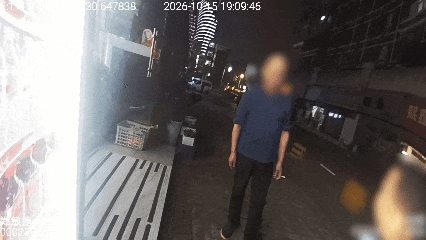 一男孩偷超市饮料，被父亲拿着戒尺送到派出所“自首”，民警全程神配合：带他感受手铐的重量，并陪男孩跟店主道歉