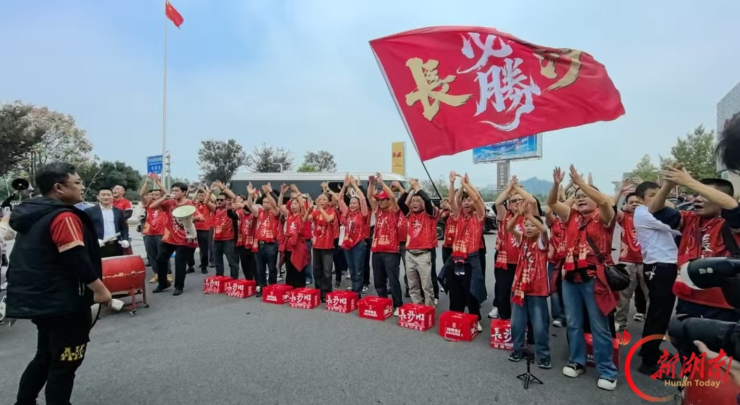 “欢迎回到贺龙！”长沙红旗车队领航张家界球迷大巴