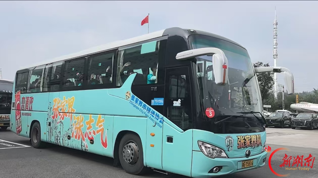 “欢迎回到贺龙！”长沙红旗车队领航张家界球迷大巴