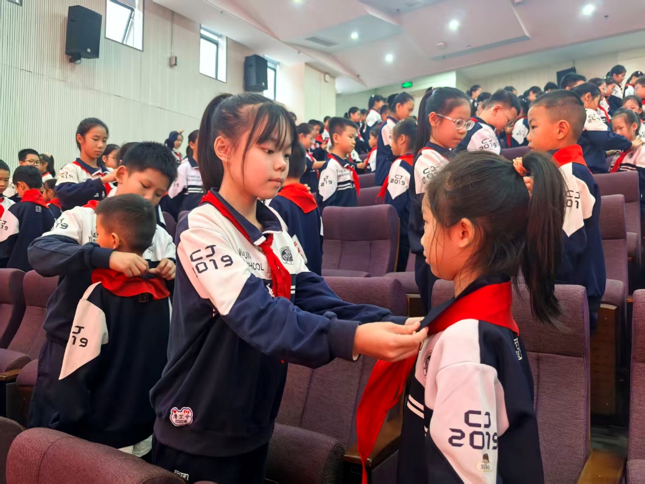 小记者在现场|队旗引领长征路，红领巾系少年心——长郡云龙实验学校举行建队日入队仪式