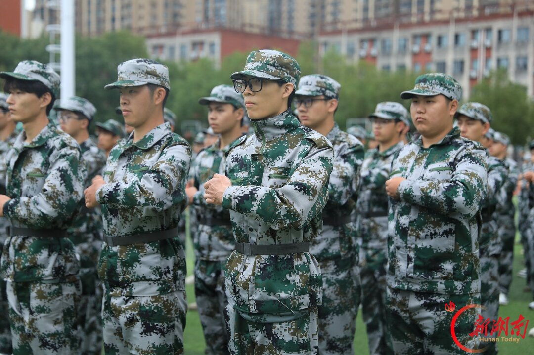 青春正步走丨正步踏在红色跑道上,一步一步走到汇演