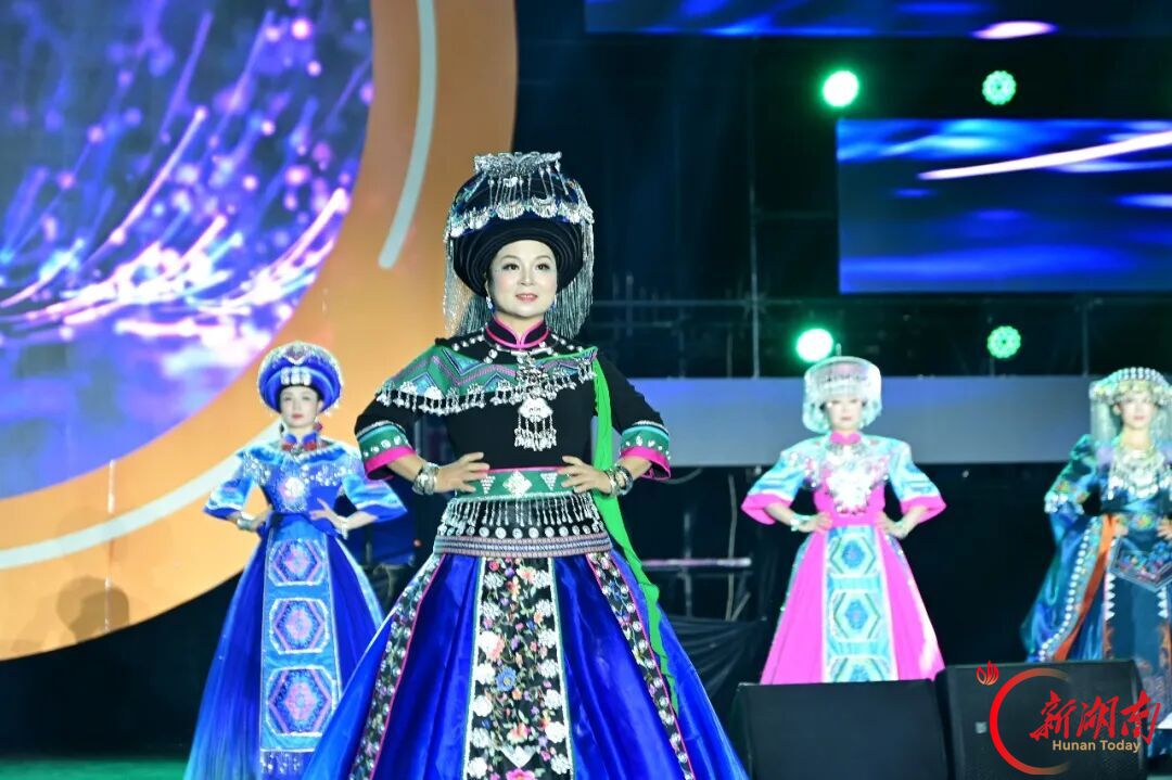 视觉盛宴！“长河・苗裳华章” 苗族盛装孃孃秀盛大启幕