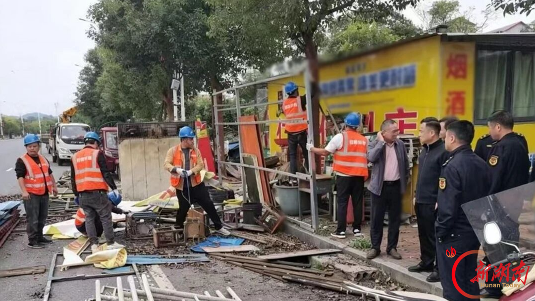 新化多部门联合拆除资江风光带违章搭建