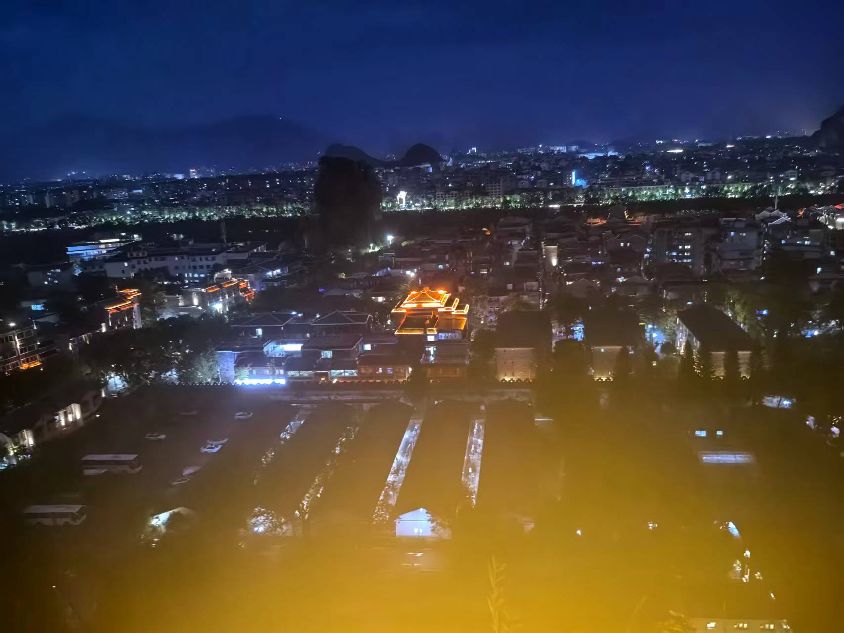 霜降王城，峰登独秀