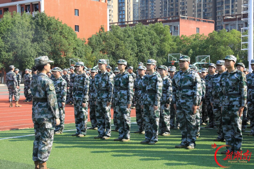 青春正步走|迷彩铺满草坪,我们站成这个秋天最整齐的轮廓