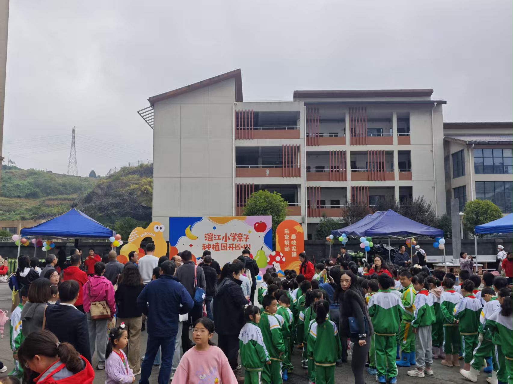 把劳动课堂搬进田间地头!湘西州溶江小学亲子共育劳动基地开园