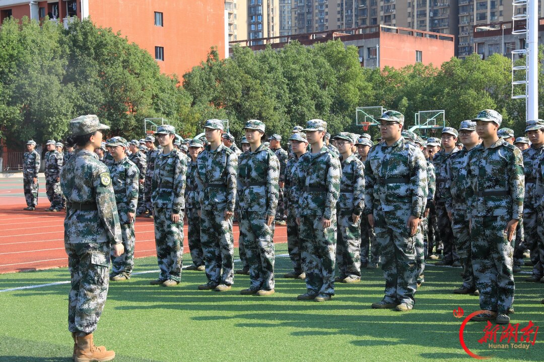 青春正步走丨正步踏在红色跑道上,一步一步走到汇演