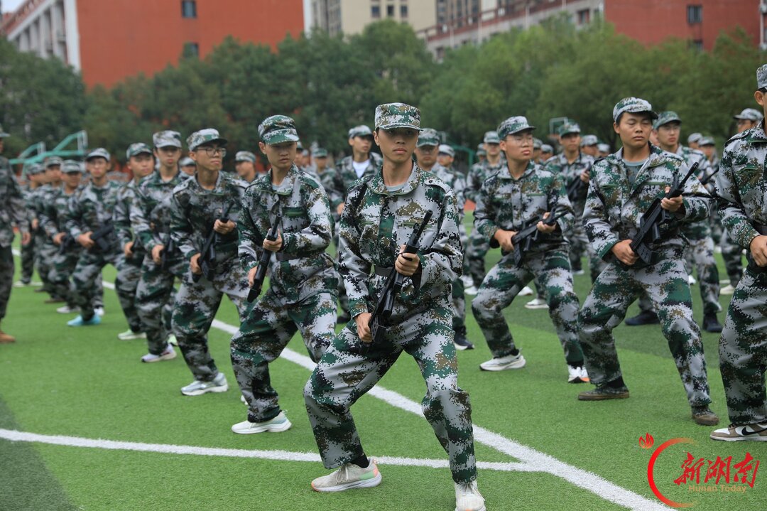 青春正步走丨枪尖前推,杀声穿过整个草坪