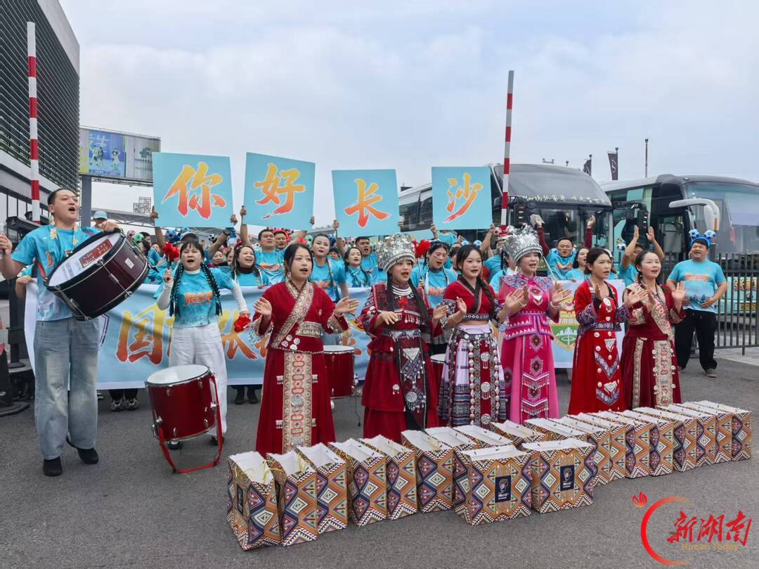 “欢迎回到贺龙！”长沙红旗车队领航张家界球迷大巴