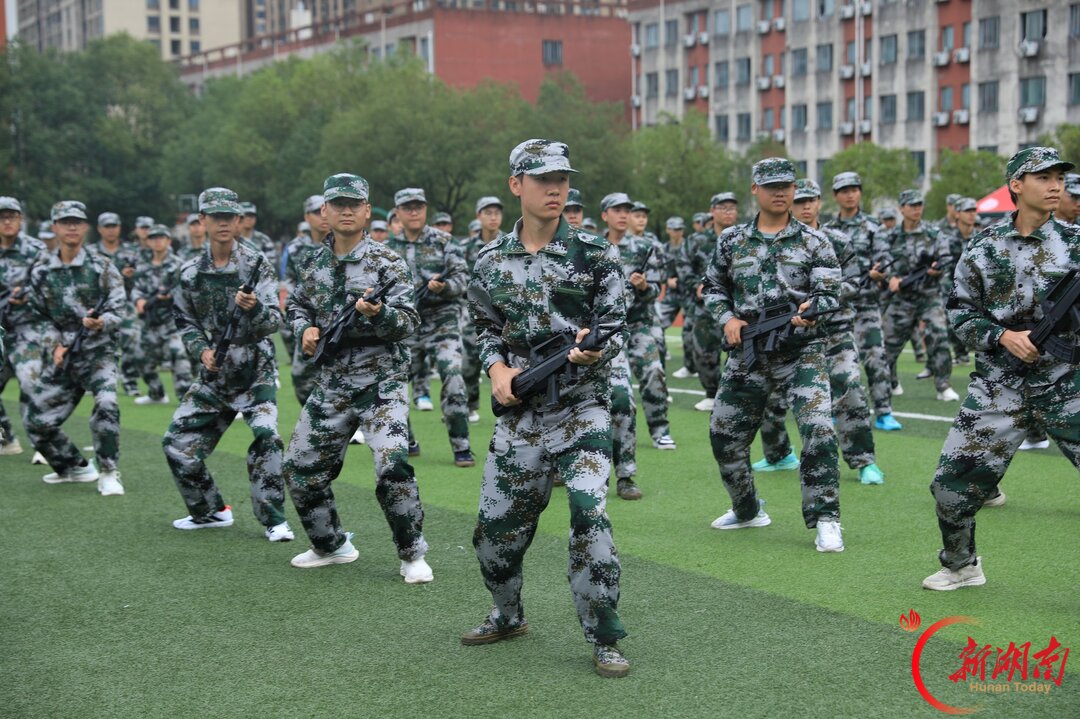 青春正步走丨枪尖前推,杀声穿过整个草坪