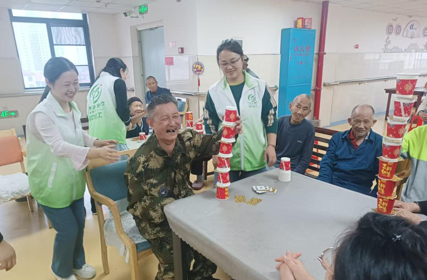 银龄乐享 重阳暖心——洞口民政社工开展老年人支持小组活动