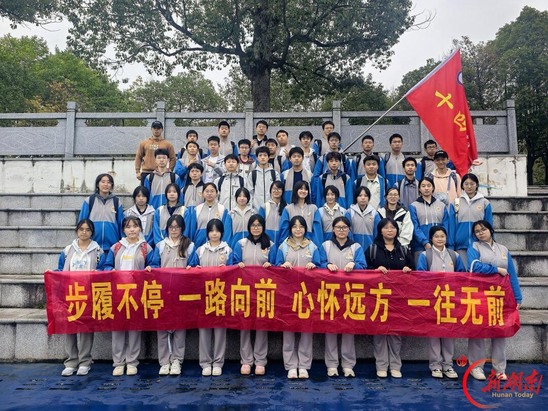 怀化市湖天中学高三师生开展徒步拉练活动
