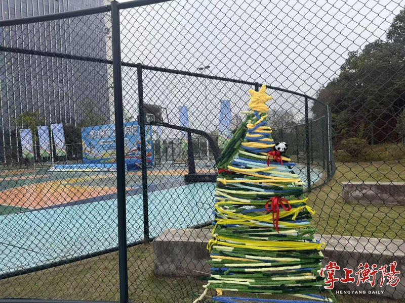 球场 “伤痕” 变风景！创意织补传递文明新风