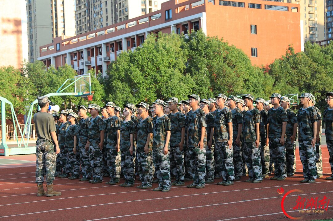 青春正步走丨拳风掠过草坪，汗滴砸出浅浅的坑