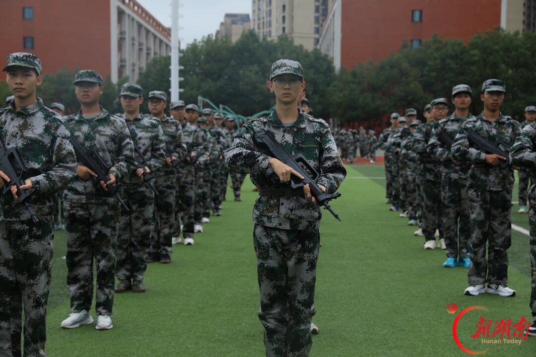 青春正步走丨枪尖前推,杀声穿过整个草坪