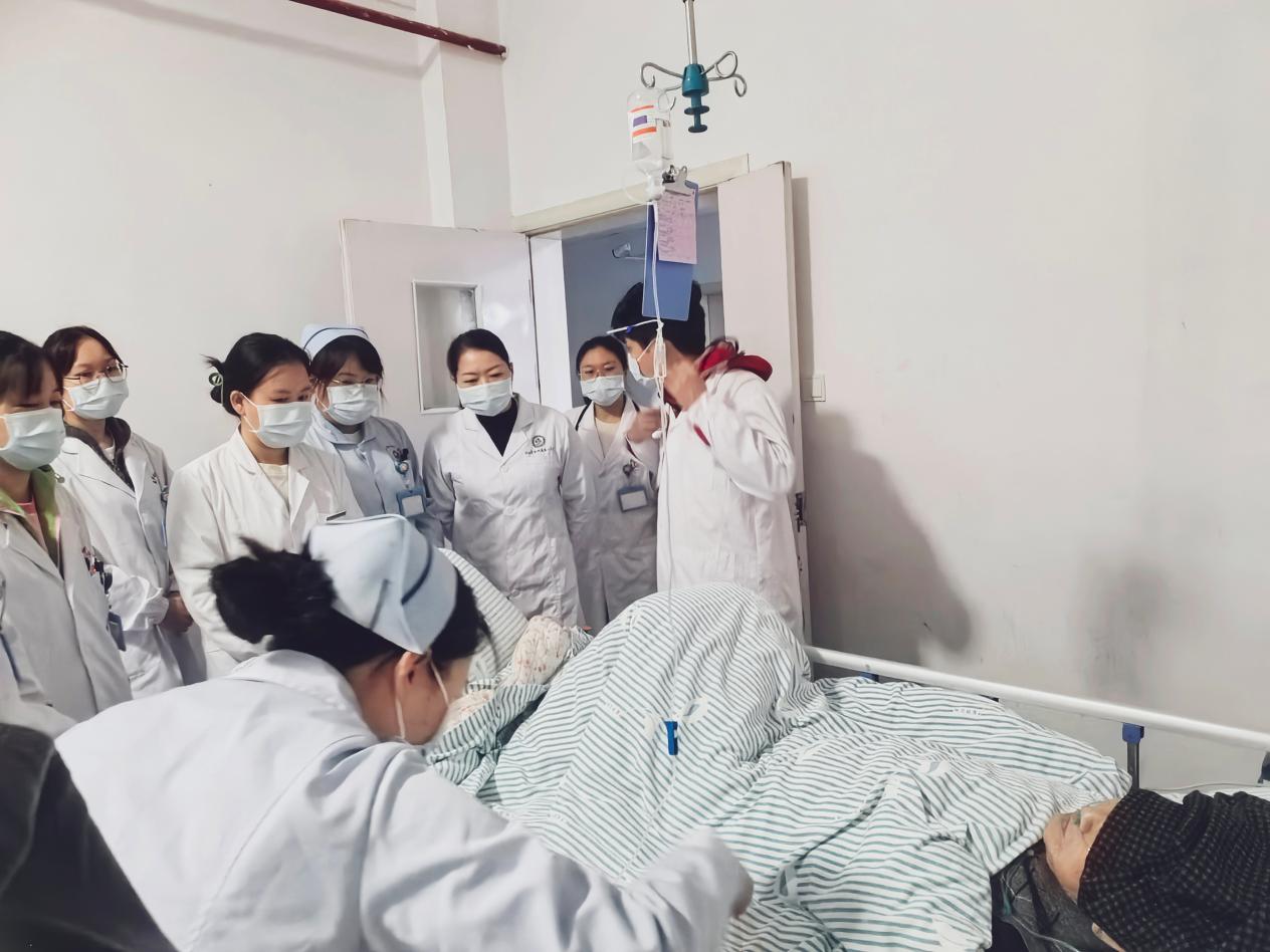 一江资水送医暖，百里酉水护民康
