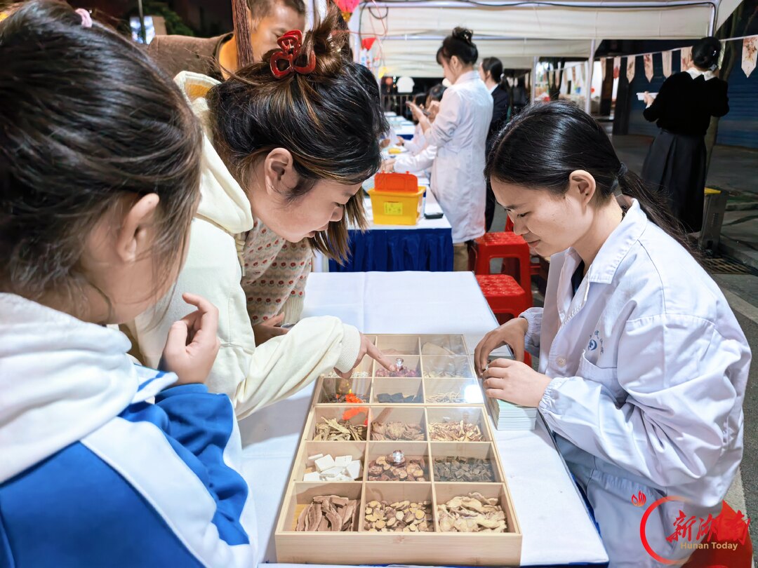 逛夜市也能看中医？邵东中医药文化夜市开进“南国药都”，七大体验区让药香与健康同框