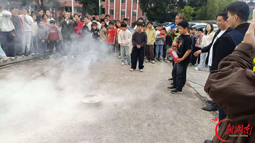 斗笠山镇:筑牢安全防线 守护平安出行