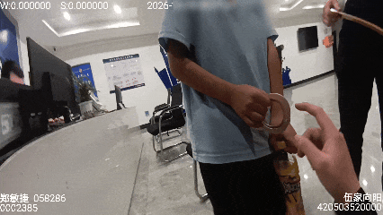 一男孩偷超市饮料，被父亲拿着戒尺送到派出所“自首”，民警全程神配合：带他感受手铐的重量，并陪男孩跟店主道歉
