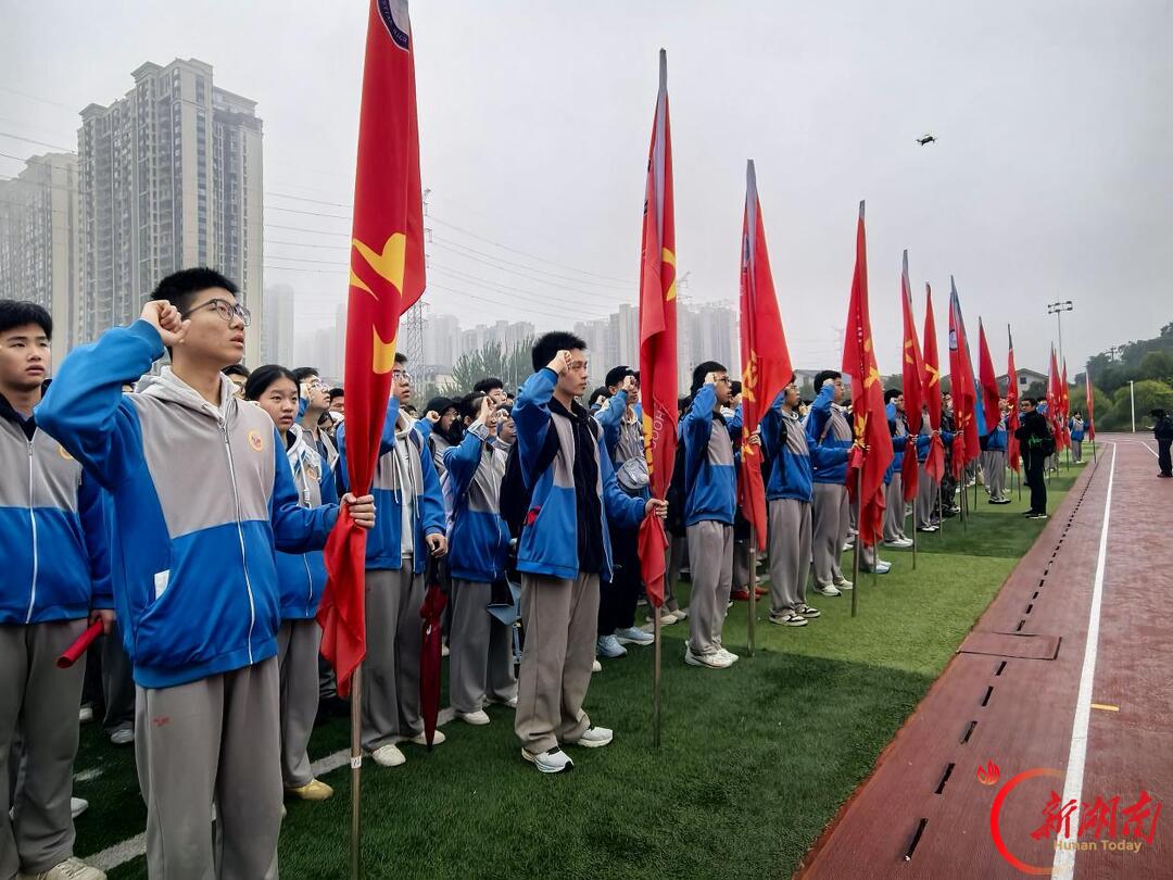 怀化市湖天中学高三师生开展徒步拉练活动