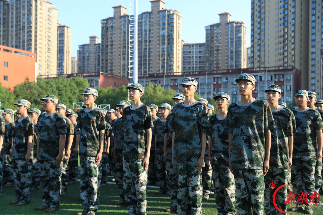 青春正步走丨拳风掠过草坪，汗滴砸出浅浅的坑
