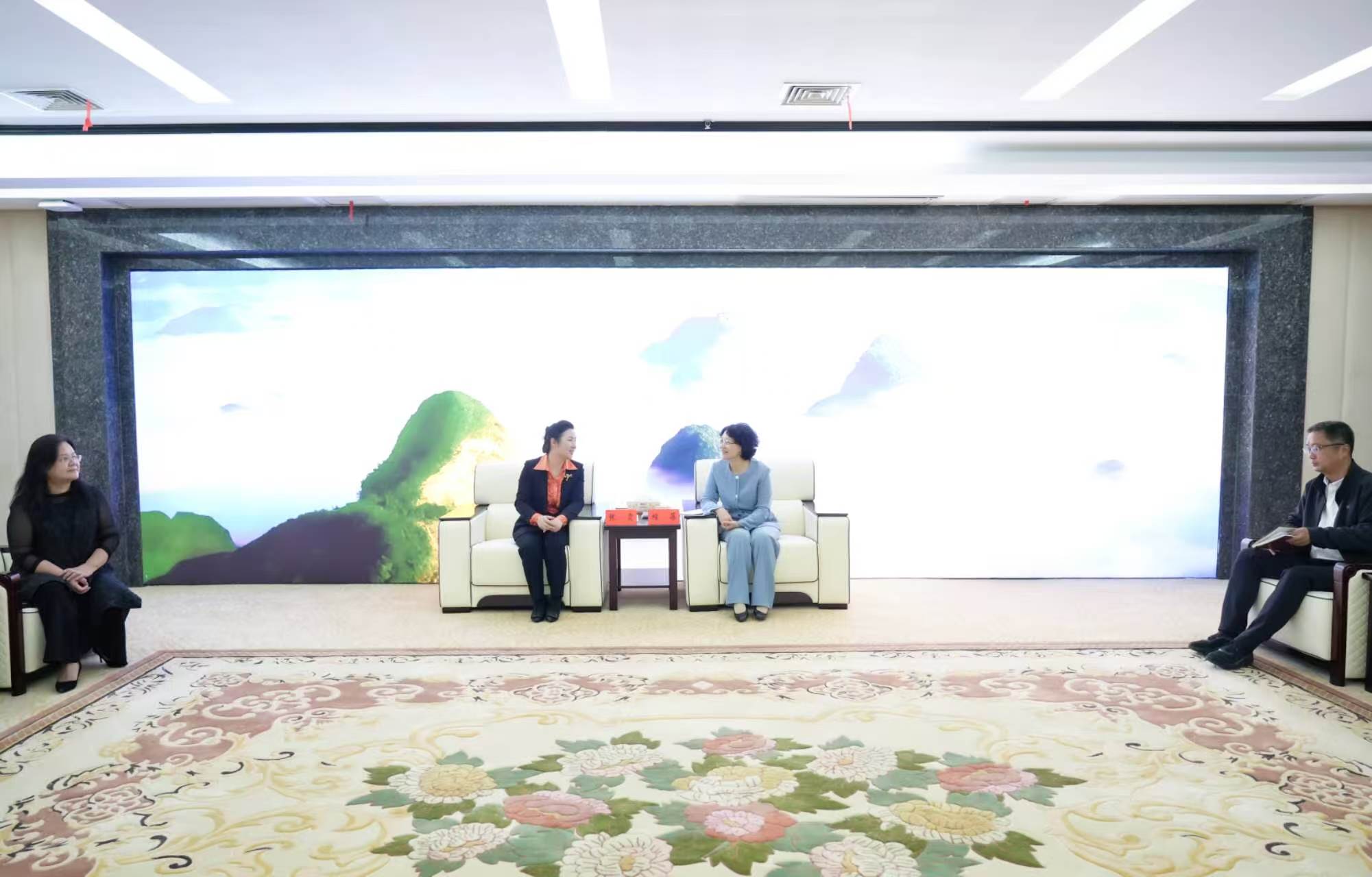 邵阳市与湖南省演艺集团举行工作会谈