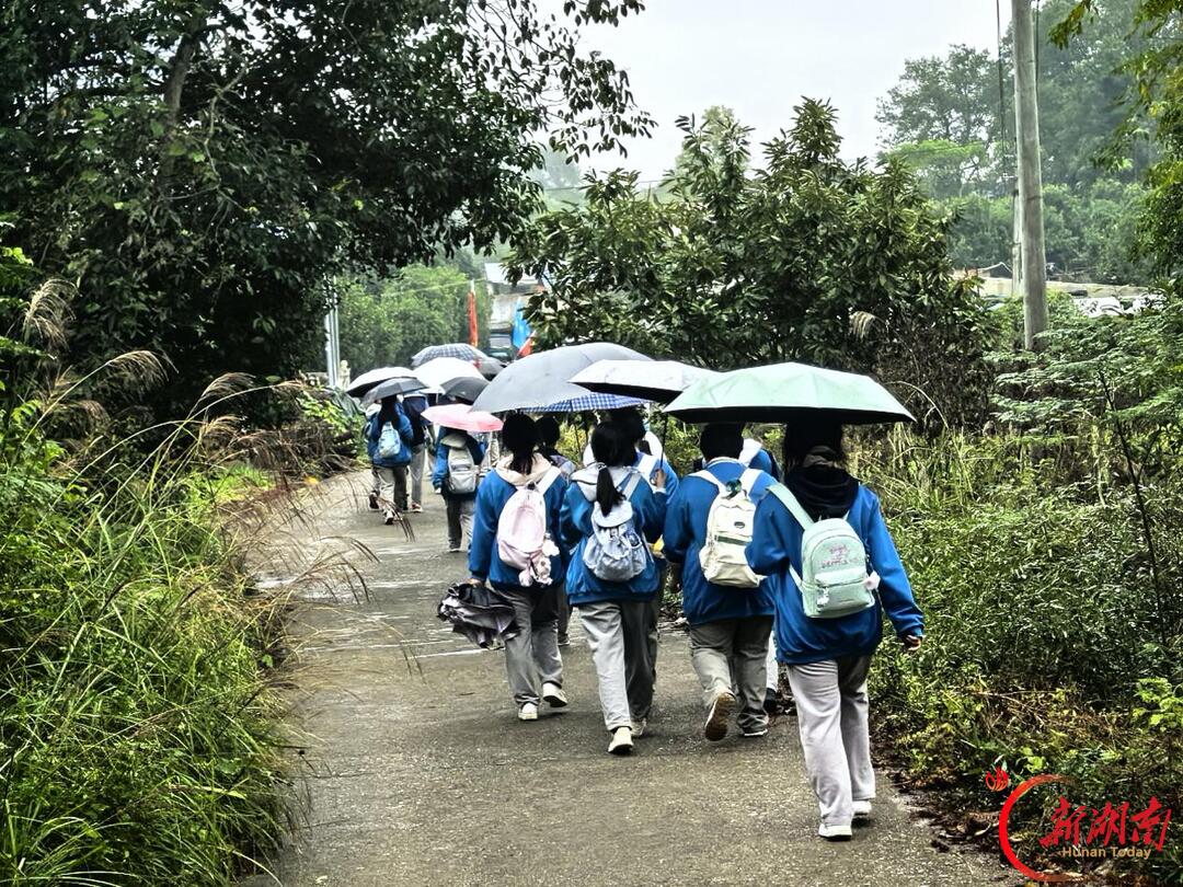 怀化市湖天中学高三师生开展徒步拉练活动
