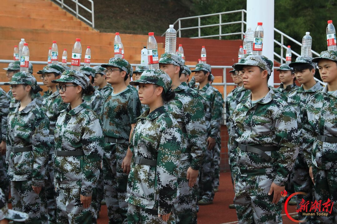 青春正步走丨正步踏在红色跑道上,一步一步走到汇演