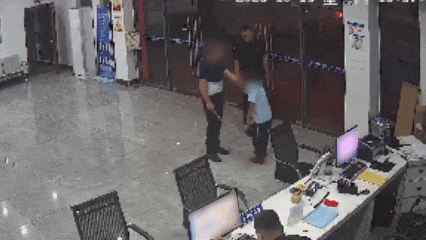 一男孩偷超市饮料，被父亲拿着戒尺送到派出所“自首”，民警全程神配合：带他感受手铐的重量，并陪男孩跟店主道歉