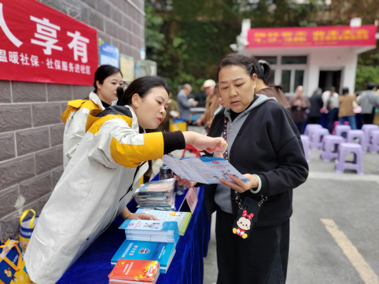 擦亮“温暖社保”品牌 新晃开展温暖社保进社区活动