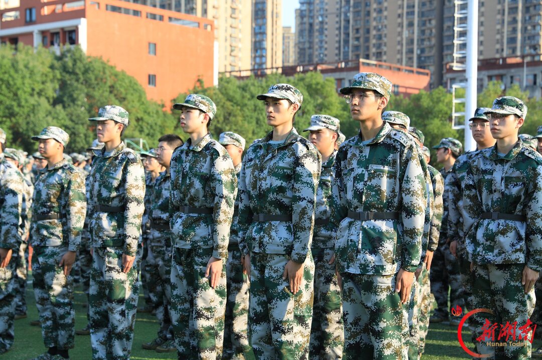 青春正步走|迷彩铺满草坪,我们站成这个秋天最整齐的轮廓