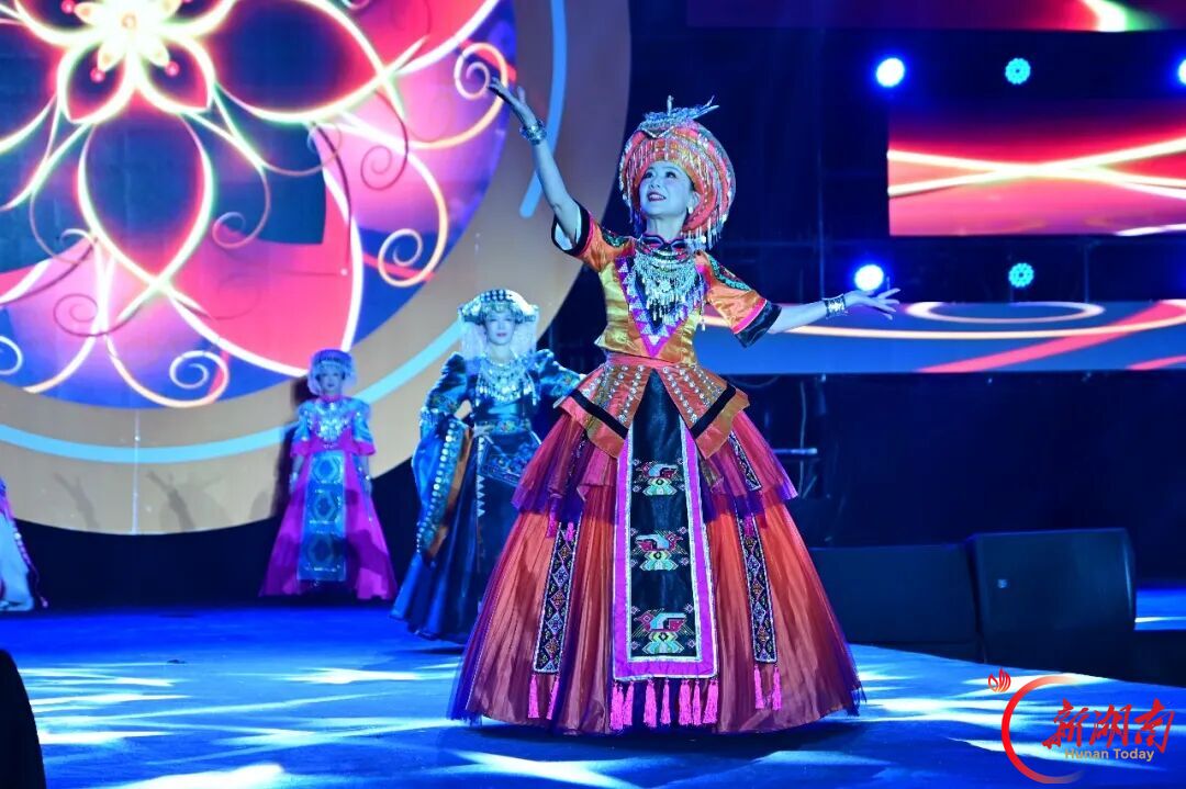 视觉盛宴！“长河・苗裳华章” 苗族盛装孃孃秀盛大启幕