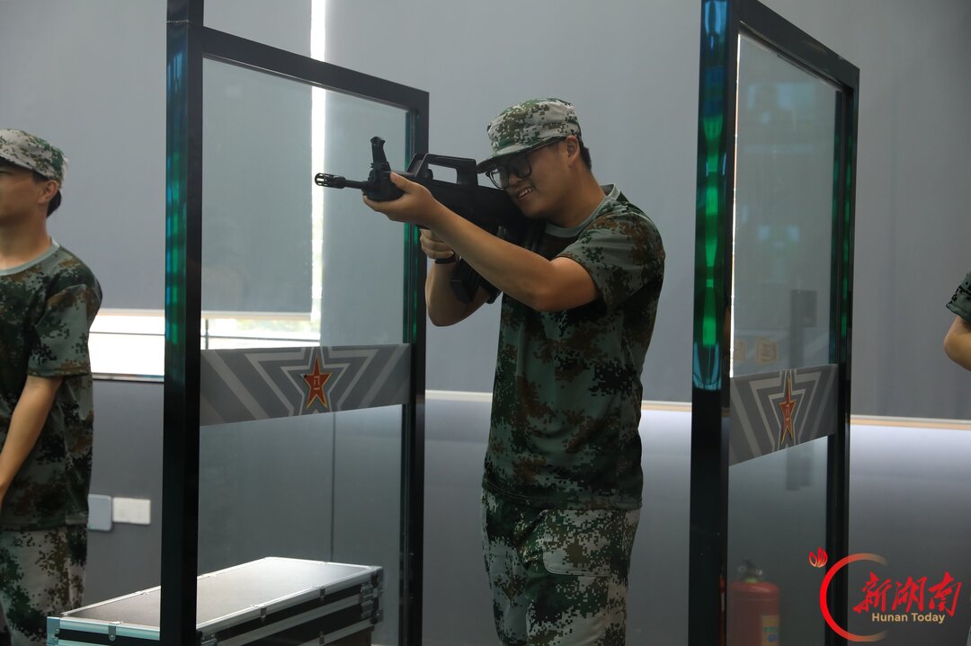 青春正步走丨一起站到射击位上